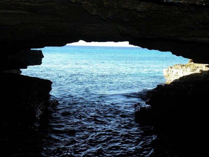 Vista de la entrada a la Cueva del Criadero, donde se localizó el nuevo sitio de arte rupestre. foto: Ingeniero Arsenio Manuel Sánchez Pantoja 