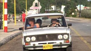 Los Viejos Ladas todavía rodando por las calles habaneras. 