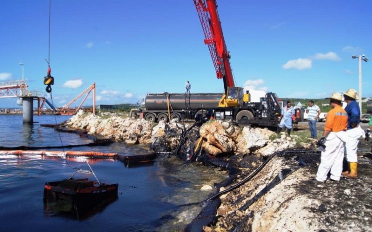 contenido-derrame-petroleo-bahia-matanzas2-745x466