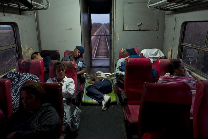 Un hombre duerme en el piso de un tren que viaja desde La Habana a Santiago de Cuba. FOTOGRAFIA DE ELIANA APONTE. 