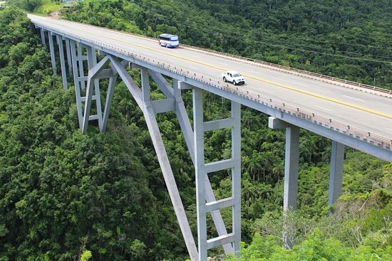 stop-at-bacunayagua-bridge