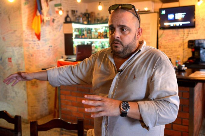 El cubano Mauricio García, de 41 años, quien regresó a Cuba después de vivir 16 años en Cataluña, España, administra su propio restaurante turístico "Los Draquesitos" en La Habana. FOTO: AFP 