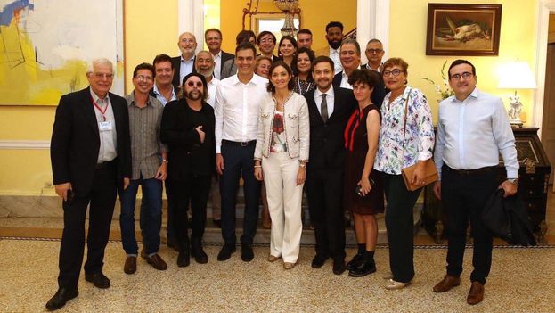 "I have met in Havana with the civil society that wants to transform #Cuba," said Pedro Sánchez on his Twitter account. (@sanchezcastejon) 