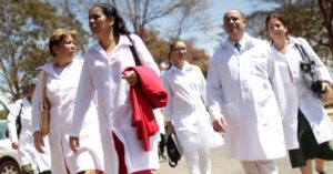 1542394700-exclusiva-pesadilla-viven-hoy-medicos-cubanos-brasil