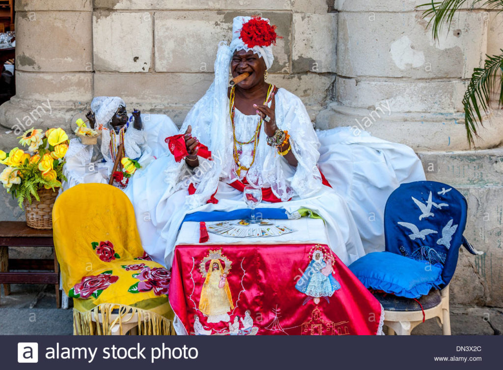 a-fortune-teller-of-the-santeria-religion-plaza-de-la-catedral-old-DN3X2C