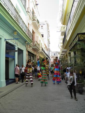 calle-obispo-havana-cuba