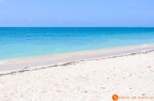 mar-azul-en-playa-ancon-cuba