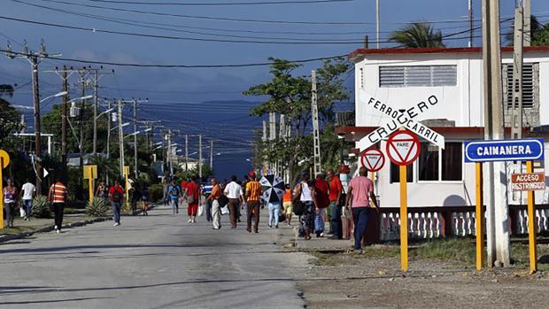 Numeras personas a la entrada de la población de Caimanera, situada junto a la Base Naval de Guantánamo