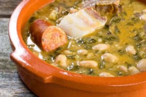 caldo-gallego-con-grelos-y-carne-814