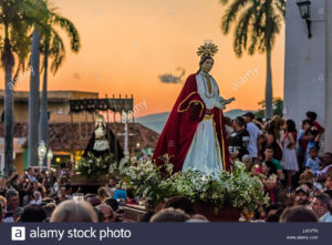 durante-la-semana-santa-se-conoce-como-semana-santa-estatuas-religiosas-desfilan-por-la-ciudad-al-atardecer-trinidad-cuba-jjkytn