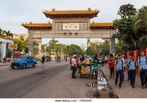 hectic-area-full-of-locals-by-the-chinatown-archway-in-havana-f84ggn