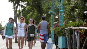 Turistas Caminan en Varadero, Cuba. December 6, 2018. Picture taken December 6, 2018. © REUTERS/Fernando Medina 