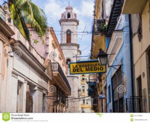 havana-cuba-la-bodeguita-del-medio-bar-known-as-where-ernest-hemingway-drank-mojito-cocktails-february-121176504