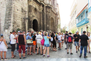 muchos-turistas-habana-vieja