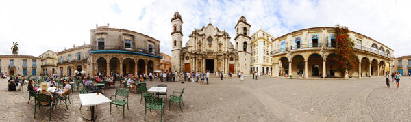 people-at-plaza-de-la-catedral-panoramic-images