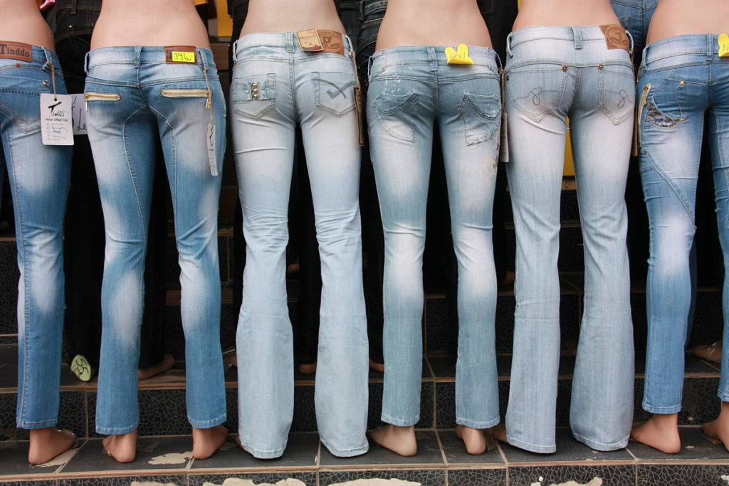 1200px-Mannequin_with_jeans