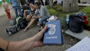 Un cubano migrante con pasaportes para entregar en el Instituto Nacional de Migración después de cruzar el Río Suchiate entre Guatemala y México. (Patrick Farrell/Archivo Miami Herald)