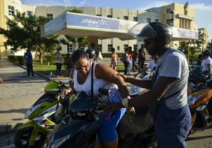 members-of-the-electric-motorcycles-of-cuba-club