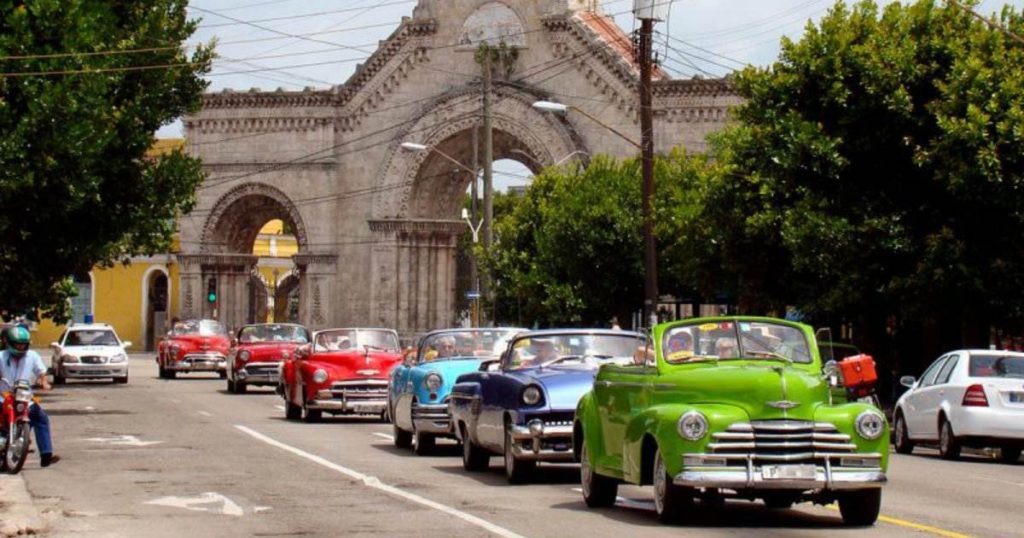 1544898653-cuba-suspende-desfile-autos-antiguos-almendrones-medio-crisis-transporte-publico