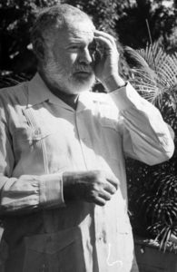 El conocido escritor Ernest Hemingway en su guayabera cubana.