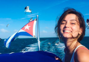 ana-de-armas-bandera-cubana