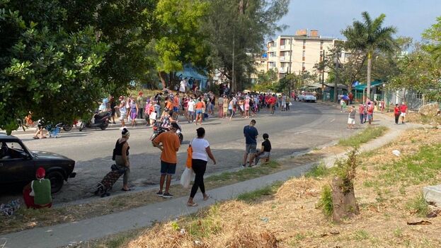 Todos en la larga fila llevan en la cara un trozo de tela, pero pocos guardan la debida distancia. (14ymedio)