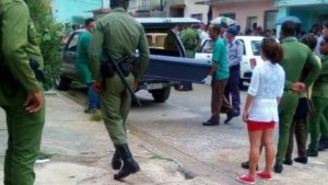 Los cuerpos de Tomasa Causse Fabat, una enfermera de 64 años y su hija, Daylín Najarro Causse, de 36 años, asesinadas por una expareja sentimental de Najarro, son llevados a Medicina Legal en Cienfuegos. (14ymedio)