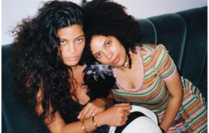 Las-integrantes-del-dúo-franco-cubano-Ibeyi.--700x445