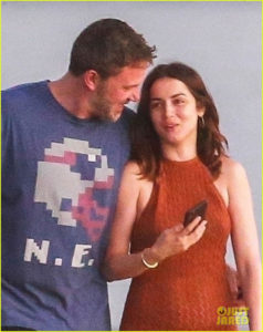 ben-affleck-ana-de-armas-pda-on-beach-02