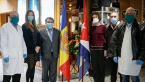 Dariel Romero, el médico que supuestamente ha abandonado la misión, penúltimo empezando por la izquierda, junto a la ministra de Sanidad María Ubach. El cónsul en Barclona, Alain González, junto a la bandera andorrana. (Altaveu)