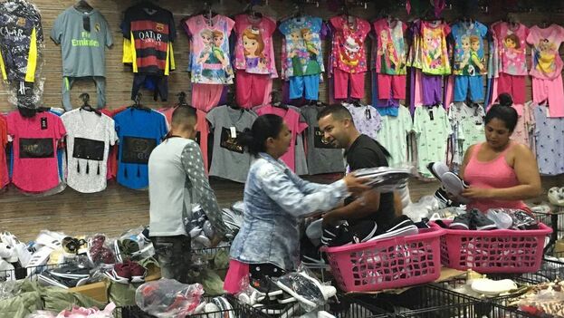 Cubanos dedicados a la importación de productos, llamados popularmente 'mulas', en Georgetown, Guyana. (14ymedio)