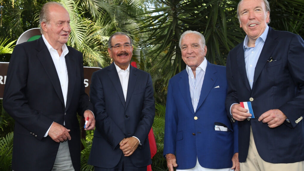 El rey Juan Carlos junto al presidente dominicano Danilo Medina y los empresarios cubanos Alfredo y Pepe Fanjul. "EL NACIONAL" DE REPÚBLICA DOMINICANA