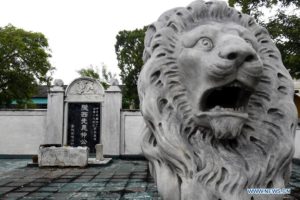 LA HABANA, 19 noviembre, 2020 (Xinhua) -- Imagen del 18 de noviembre de 2020 de una estatua de un león adornando una tumba en el Cementerio Chino de La Habana, declarado Monumento Nacional en 1996, en La Habana, capital de Cuba. (Xinhua/Joaquín Hernández)