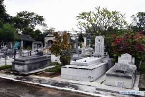  Imagen del 18 de noviembre de 2020 de tumbas en el Cementerio Chino de La Habana, declarado Monumento Nacional en 1996, en La Habana, capital de Cuba. (Xinhua/Joaquín Hernández)