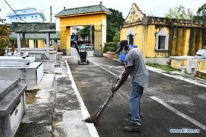 Imagen del 18 de noviembre de 2020 de un empleado barriendo una calle del Cementerio Chino de La Habana, declarado Monumento Nacional en 1996, en La Habana, capital de Cuba. El Cementerio Chino de La Habana, ubicado en medio de la ciudad, guarda no sólo los restos de varias generaciones de chinos asentados en Cuba, sino un tesoro cultural que lo hace patrimonio de la nación. (Xinhua/Joaquín Hernández)