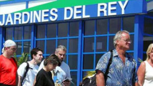 Llegada de los turistas rusos al aeropuerto de Jardines del Rey. (Canal Caribe)