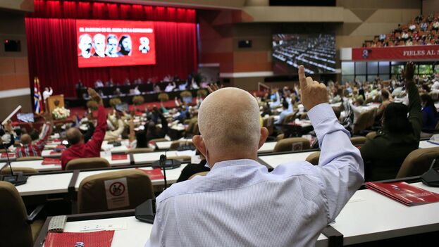 Los que aspiran a un cambio profundo ya saben que fueron excesivamente optimistas los pronósticos de que en el Octavo Congreso del PCC podría producirse un viraje desde arriba. (EFE)