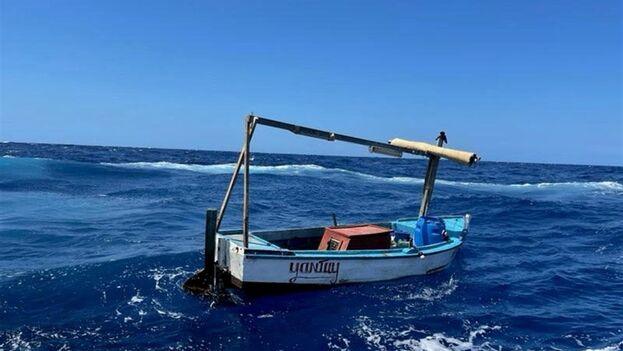 Embarcación de migrantes cubanos interceptada el 3 de junio de 2021, frente a la costa de Key West, Florida, por la Guardia Costera de EE UU. (EFE/USCG)