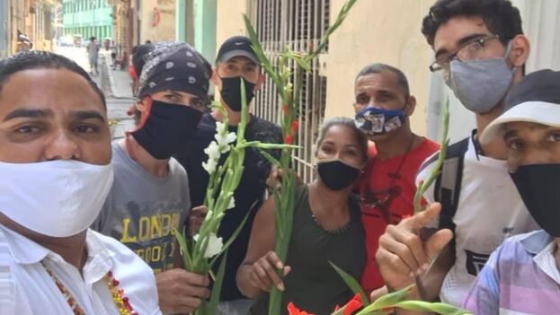 Activistas cubanos con flores en sus manos en apoyo a Luis Manuel Otero Alcántara el 29 de abril de 2021, cuando el artista llevaba días en huelga de hambre y sed. (Esteban Rodríguez/Facebook