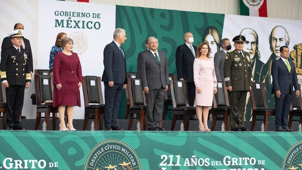 Miguel Díaz-Canel y Andrés Manuel López Obrador, durante el desfile por la Independencia de México. (Presidencia de la República)