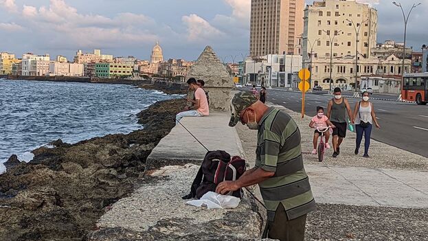 Some took advantage of the opening of the Malecón to fish. (14yMedio)