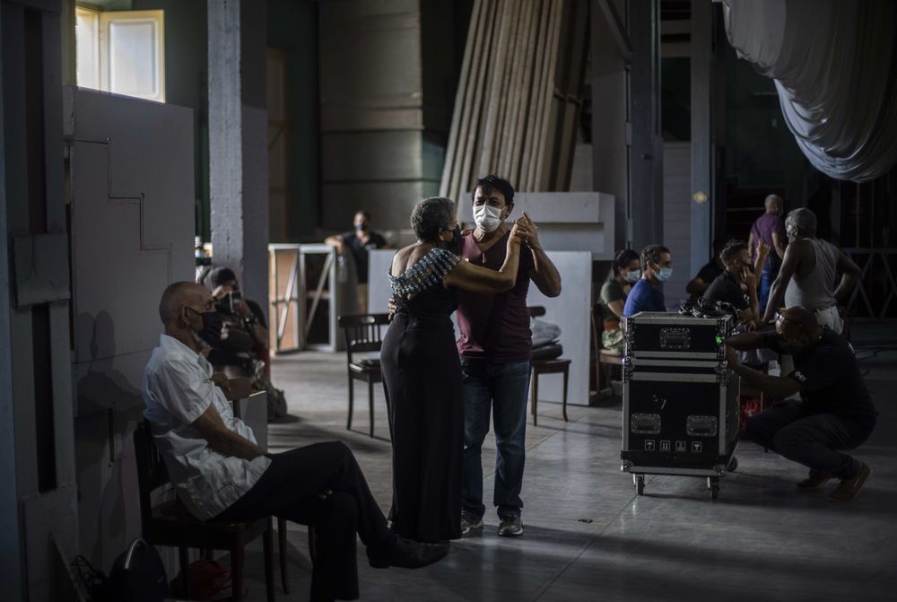 Una pareja baila danzón durante un ensayo con la Orquesta Failde en Matanzas, Cuba, el sábado 2 de octubre de 2021. El danzón comenzó en la ciudad a fines del siglo XIX y se convirtió en el baile nacional de Cuba, extendiéndose a otros países de la región. (Foto AP / Ramón Espinosa)
