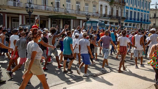 Manifestantes en una calle de La Habana el 11 de julio de 2021. (Marcos Evora)