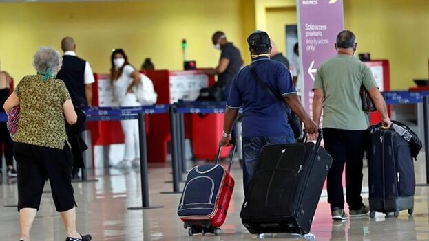 Cada día muchos cubanos toman la decisión de partir, se suben a un avión sin mirar atrás. (EFE)