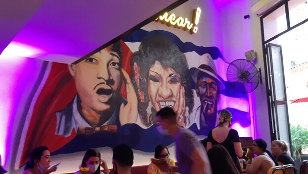 Mural de Celia Cruz, flanqueada por Benny Moré y Compay Segundo, en el restaurante Antojos, de La Habana Vieja. (14ymedio)