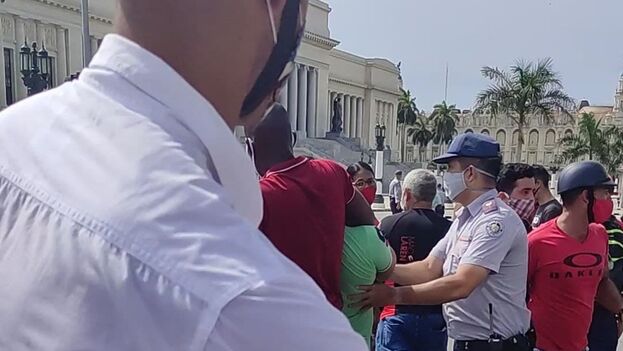 Cientos de cubanos fueron detenidos durante las manifestaciones del 11 de julio. (14ymedio)