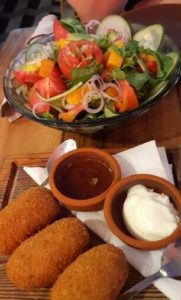 Las Croquettes are the great attraction of the restaurant Antojos. A portion of three pieces, of chicken or fish, costs 200 pesos. (14ymedio) 