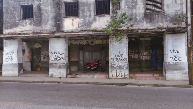 En la puerta del edificio, una moto roja es la única señal de vida moderna. (14ymedio)