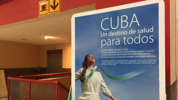 Los carteles de la Comercializadora de Servicios Médicos, destinados a los turistas, inundan las paredes del Aeropuerto Internacional José Martí, de La Habana. (14ymedio)