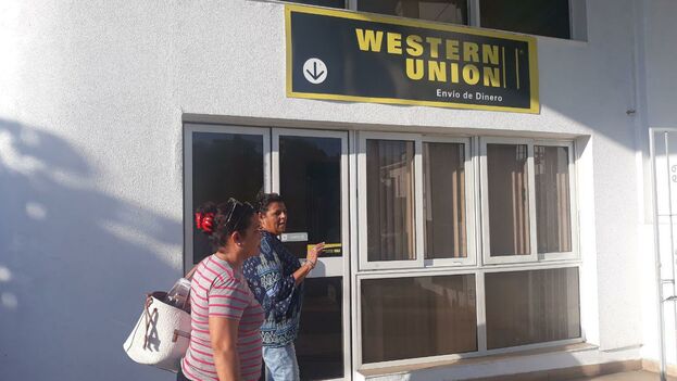 Las remesas quedaron parcialmente paralizadas cuando Western Union salió de Cuba. (14ymedio)